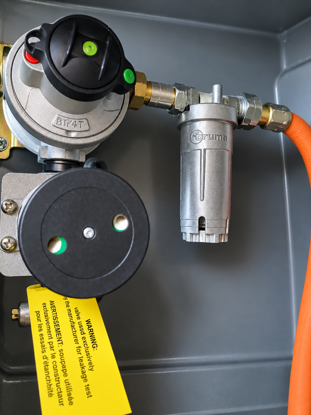 Filtre GPL installé avec détendeur dans la soute gaz d'un camping-car