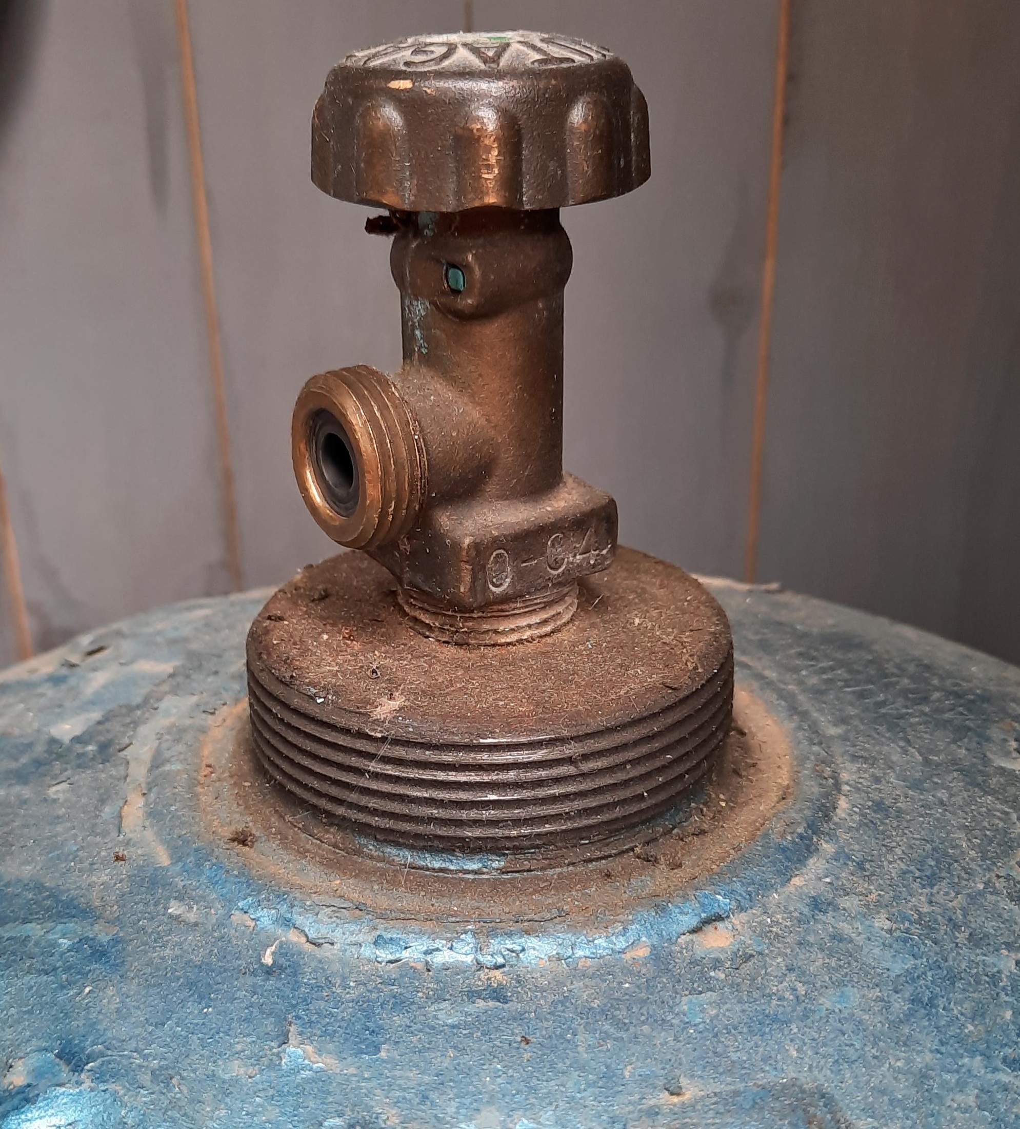 Robinet fileté d’une bouteille de gaz française